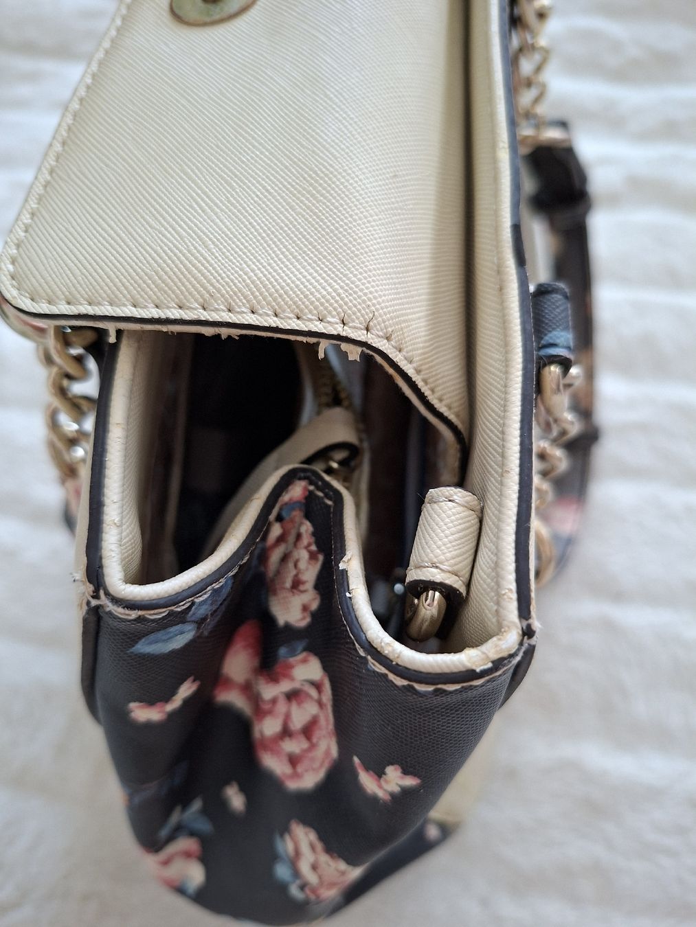 Guess Borse da donna: Sac à main Guess fleurs beige/noir – Usato da Renens VD venduto da ser_j2fn 4