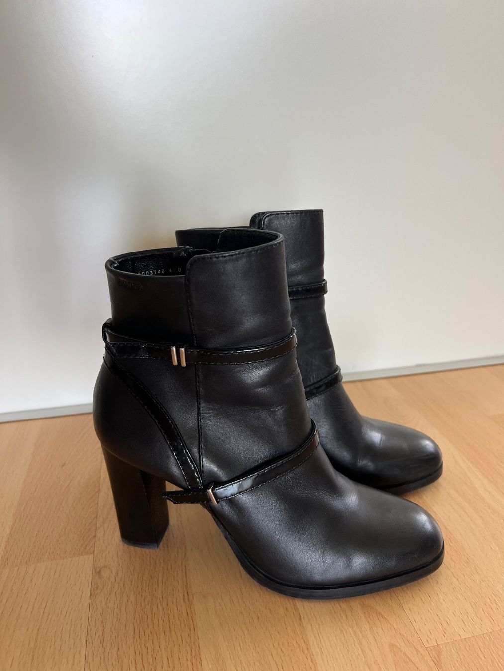 Joop Scarpe da donna: JOOP Damen Stiefelette Gr. 40 Schwarz – Nuovo (secondo la descrizione) da Cham venduto da Snephil