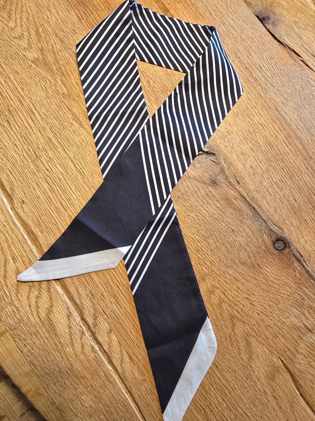Foulard & Sciarpe: COLLER TWILLY, VIELSEITIG UND HÜBSCH, NEU!! – Nuovo (secondo la descrizione) da Möriken AG venduto da rowyta