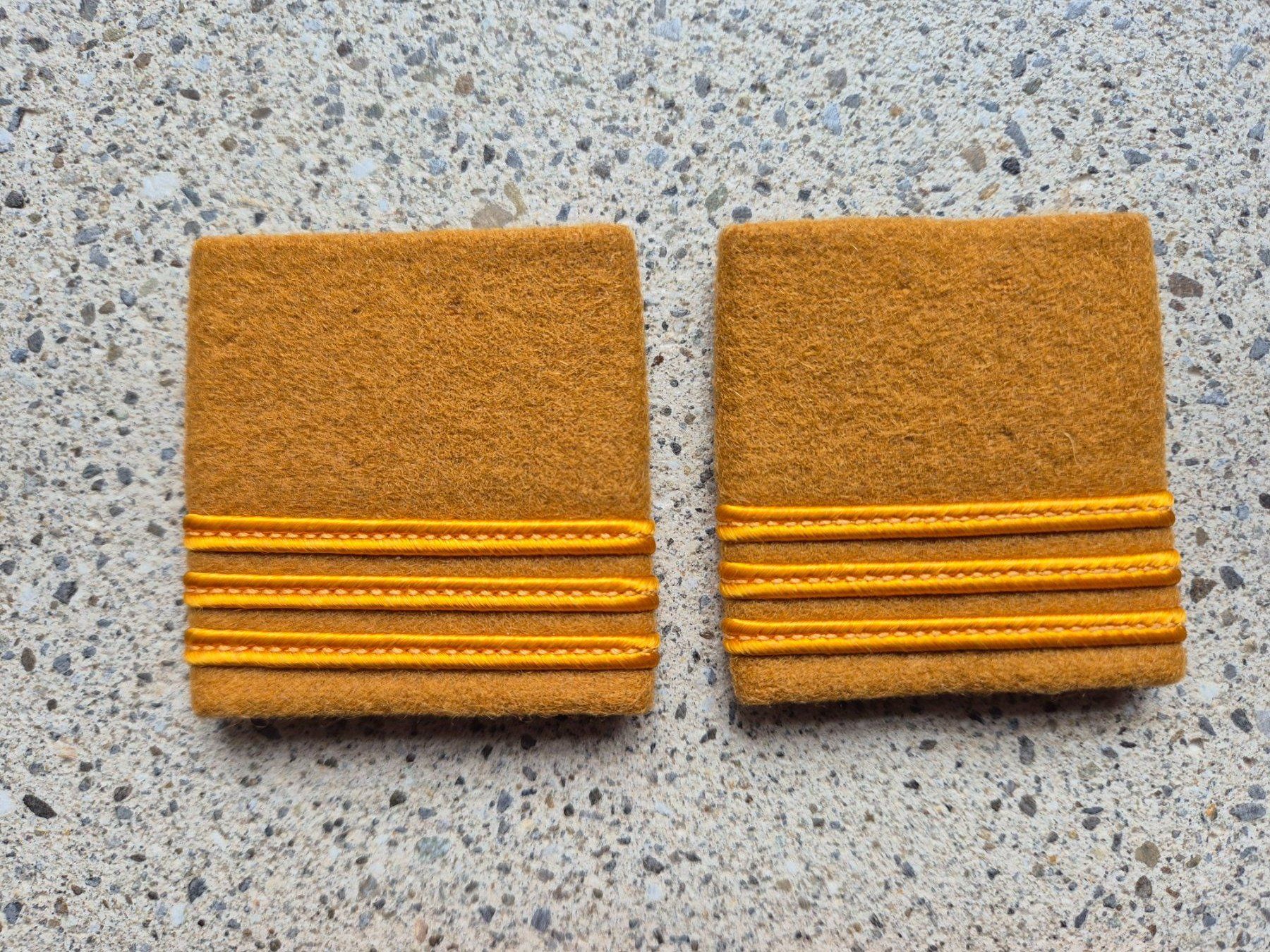 Schweizer Armee Plaketten & Abzeichen: Gradabzeichen Patten Set Hauptmann Militärpolizei – Neu und originalverpackt aus Riedholz von fr_sIruP