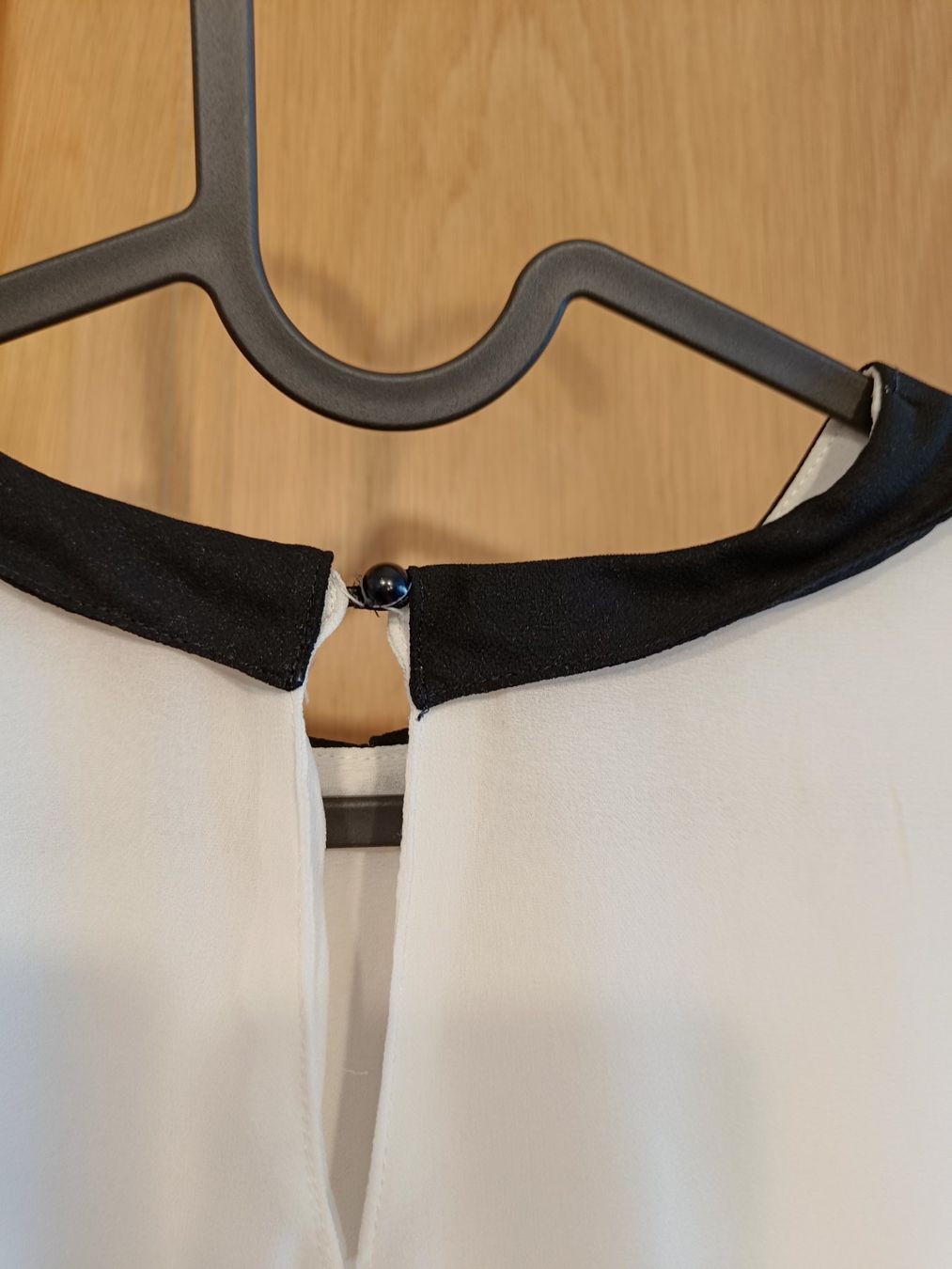 Camicette: Weisse Bluse mit schwarzem Kragen | Grösse M – Usato da Zürich venduto da Atelier.Second 2