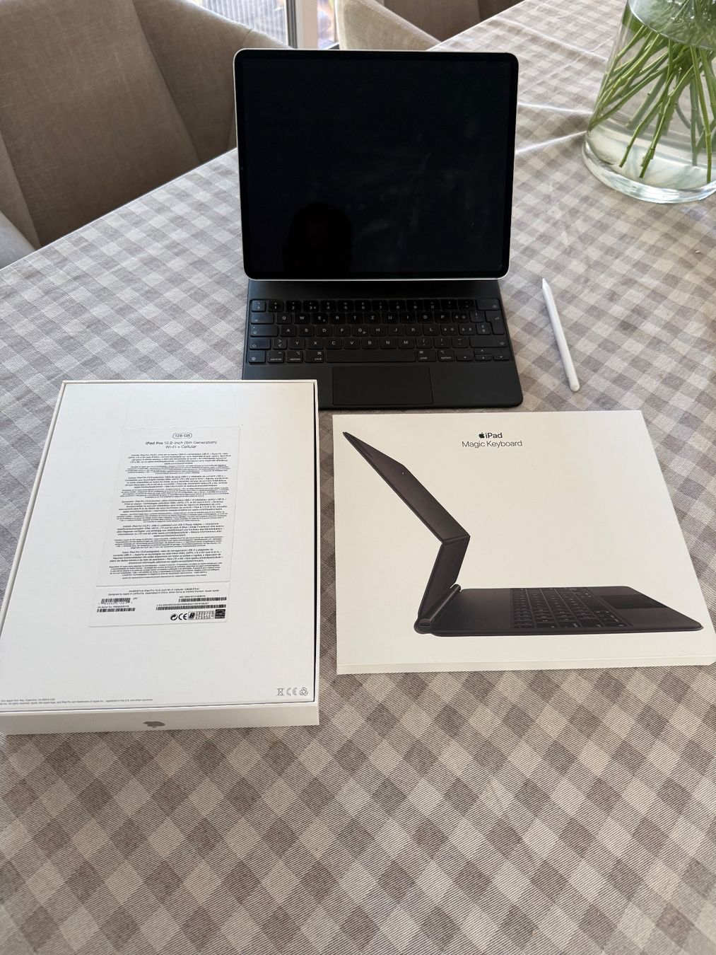 Apple Tablet PC: iPad Pro 12.9" (Wifi + Cellular) + Magic Keyboard + Pencil – Gebraucht aus Ebikon von Walo29