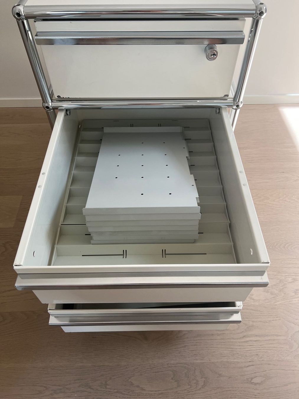 USM Banconi: USM Rollcontainer in Weiss mit 3 Schubladen – Usato da Winterthur venduto da mic_l98y 3