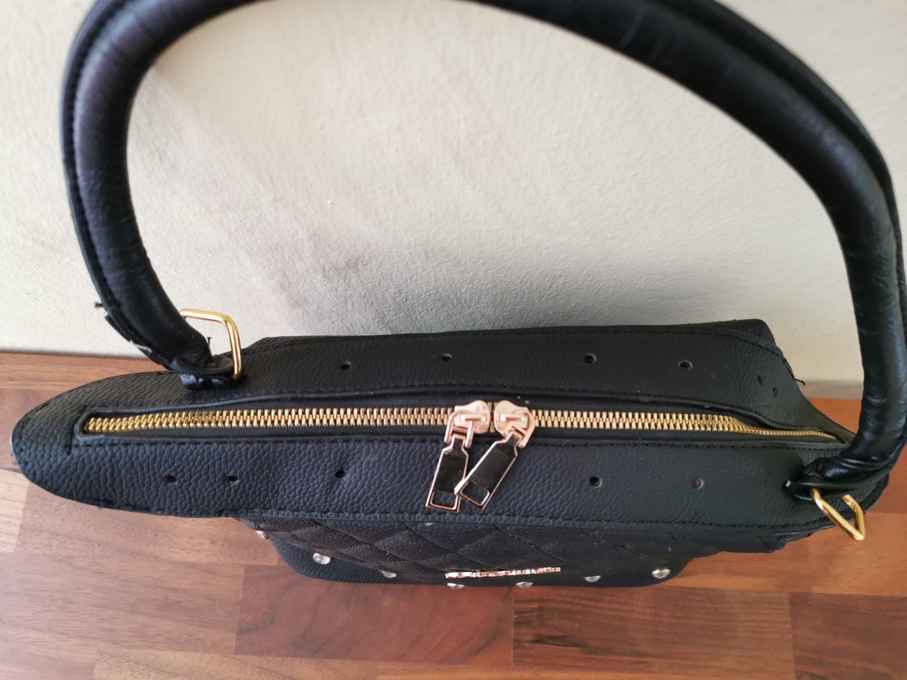 Taschen für Damen: Schwarze Handtasche mit Strass-Details – Gebraucht aus Boniswil von Totomat-Lady 2
