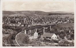 Brugg (Aarg) Ortsansicht mit Zug auf Bötzbergviadukt.
