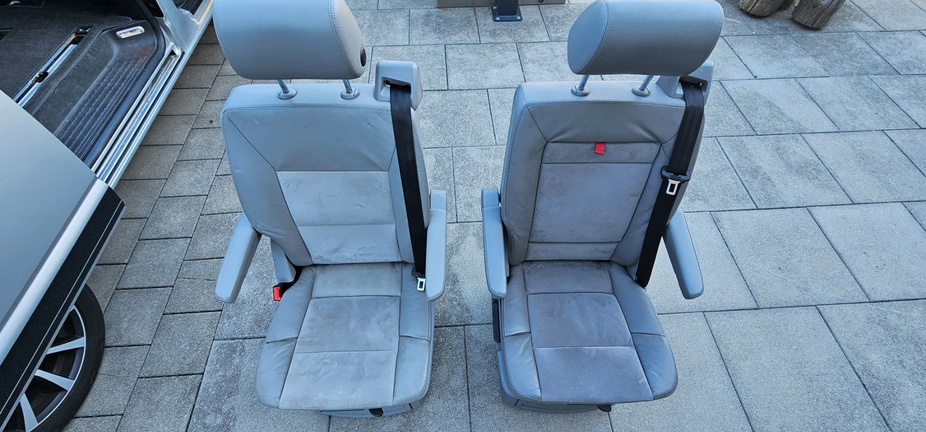Seggiolini per auto: 2x Original VW T5/T6 Multivan Drehsitz Leder Grau Kindersitz – Usato da Rüti ZH venduto da Luckyday 2