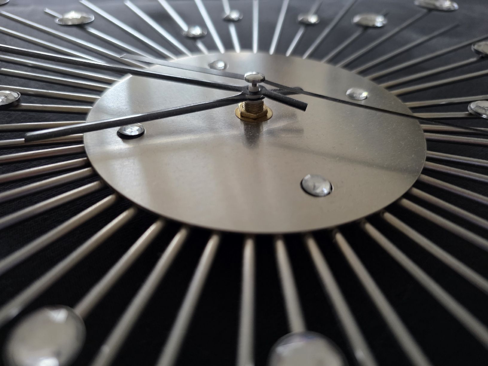 Uhren: Wanduhr mit Glitzersteinen – Gebraucht aus St. Gallen von Shelly__x3 1