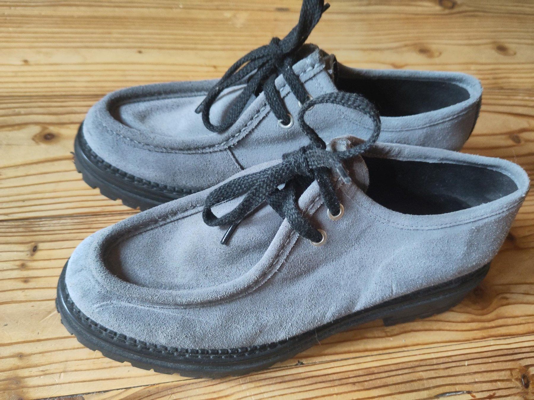 Scarpe da donna: Wildlederschuhe KMB, grau, Grösse 40 mit dicker Profilsohle – Usato da Dielsdorf venduto da Remane