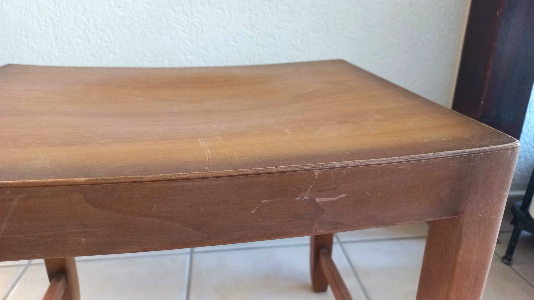 Sgabelli: Vintage dänischer Hocker mit Inschrift, Teak oder Buche – Usato da Bévilard venduto da Orscha 9