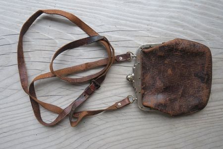 Antike Umhängetasche Leder braun mit Bügelverschluss, Clutch