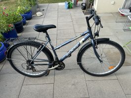 Gebrauchte Alte Fahrrad, Bahnhof Fahrrad.
