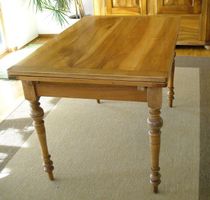 Nussbaumtisch - Table en noyer massif (Stil Louis-Philippe)