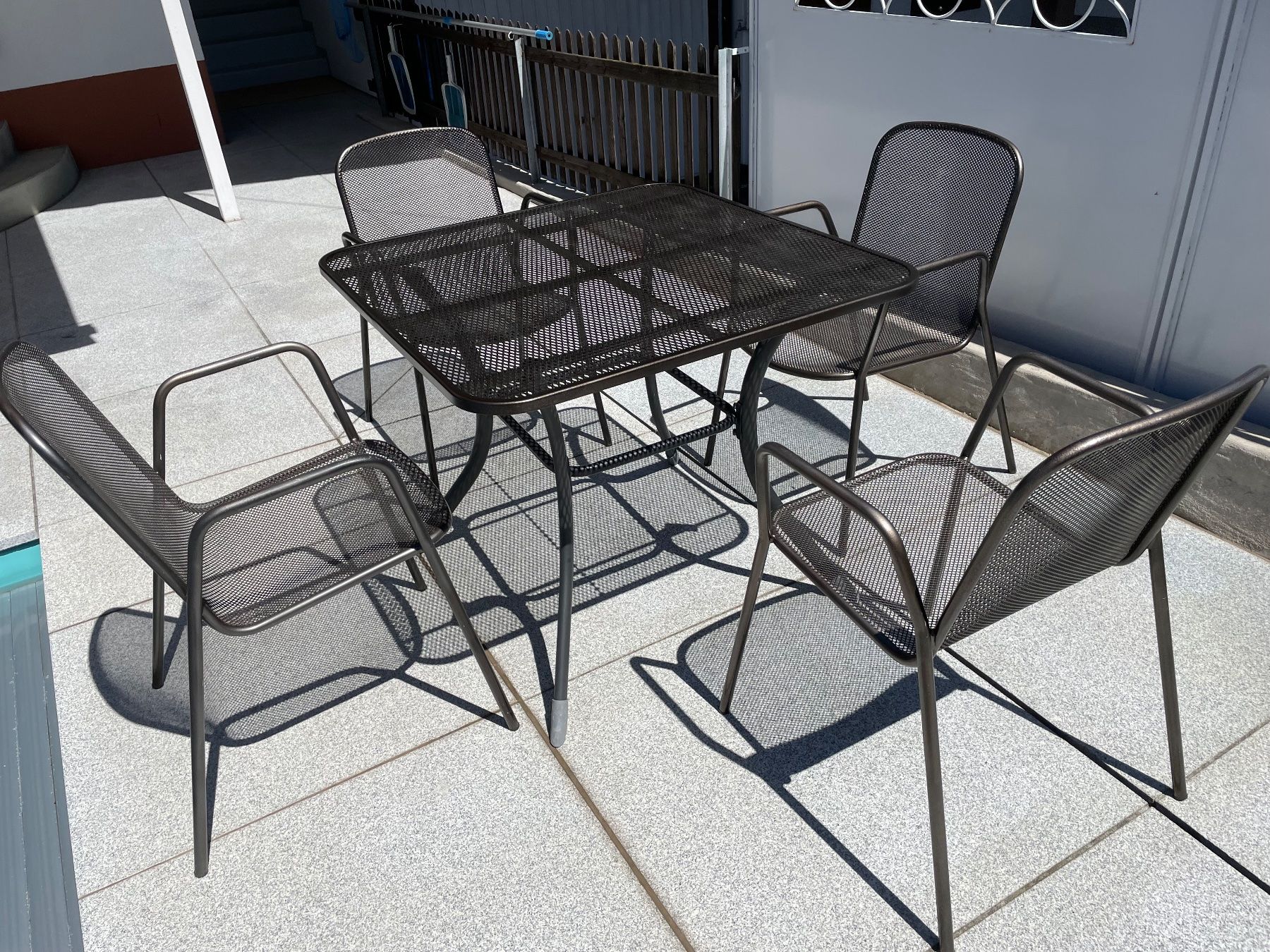 Set di tavolo e panche: Balkon, Gartentisch, 4 Stühle, alles Streckmetall – Usato da Eiken venduto da garanoiri 5