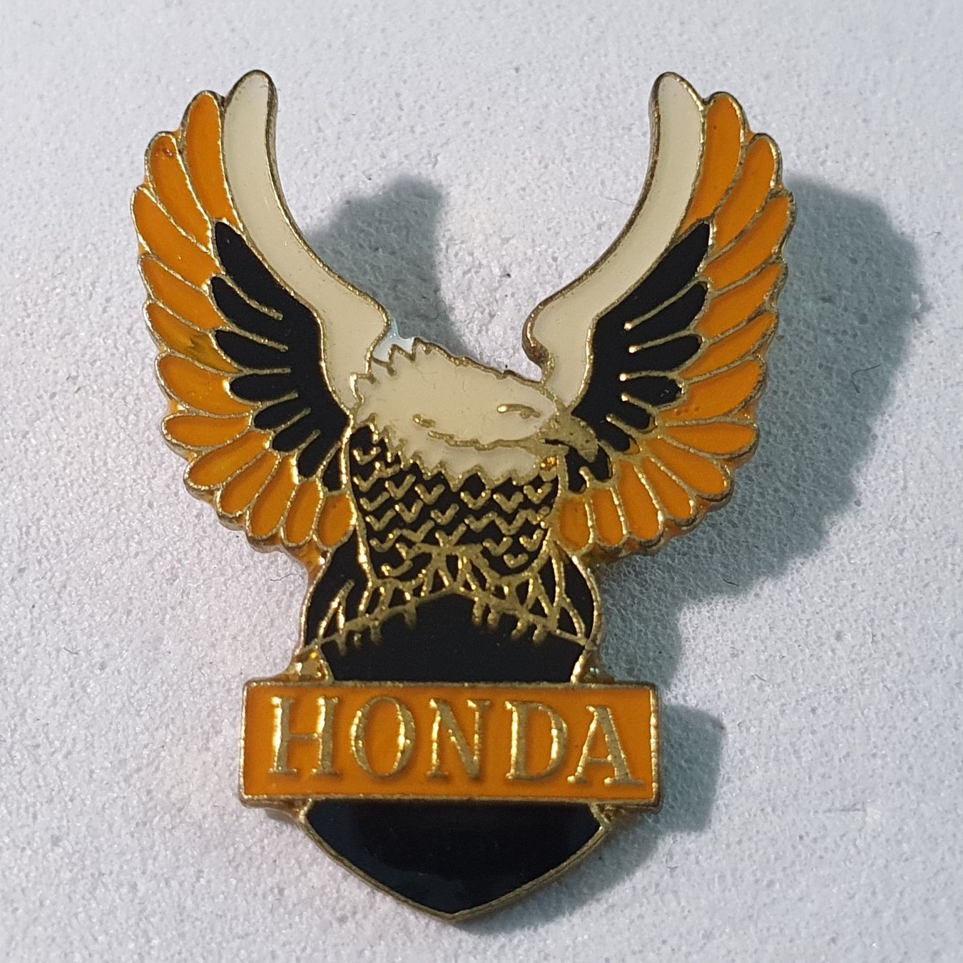 Plaketten & Abzeichen: AA323 - Pin Adler HONDA Motorrad & Auto – Gebraucht aus Reinach BL von Boston-Verkauf
