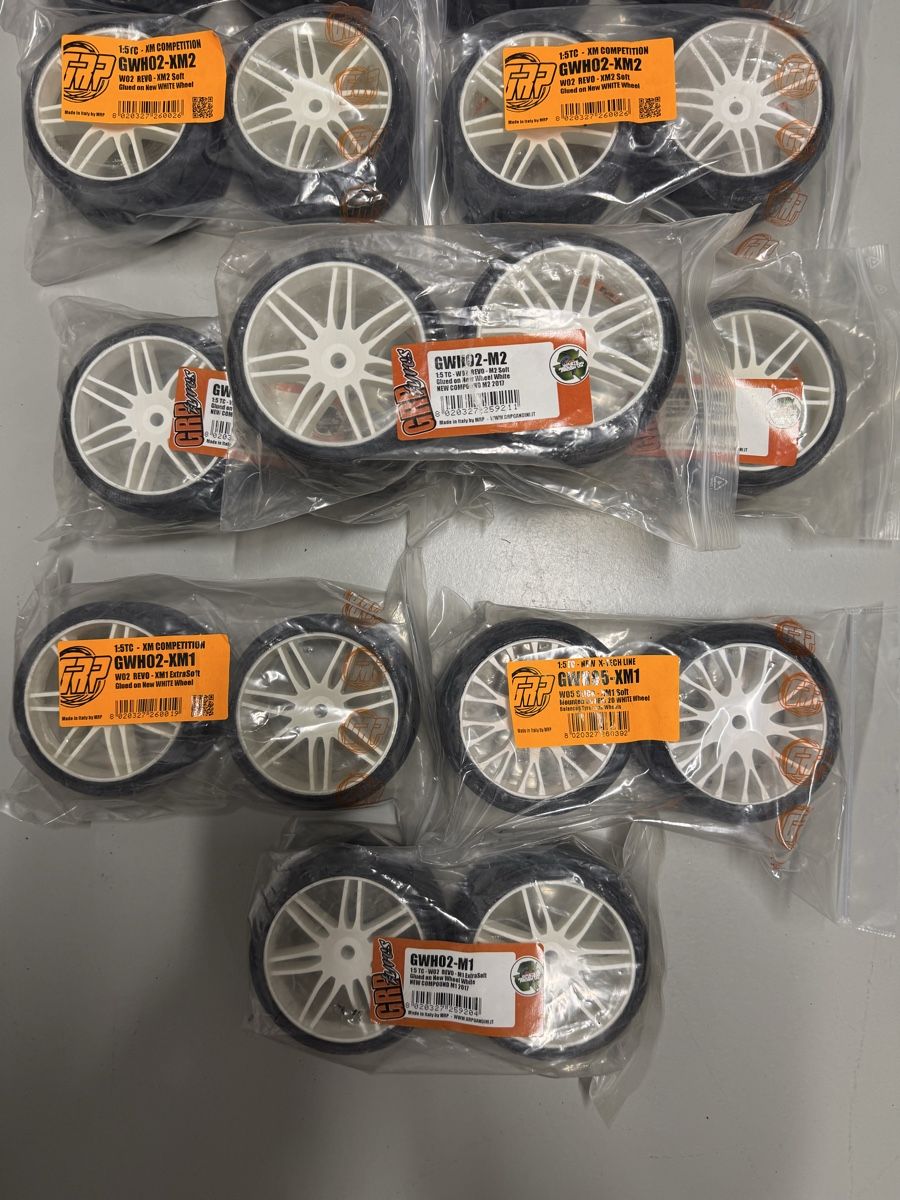 RC Kits de montage: RC Gross-Modelle 10 Reifensätze  – Neuf avec emballage d'origine à Appenzell Eggerst. par nafnaf03