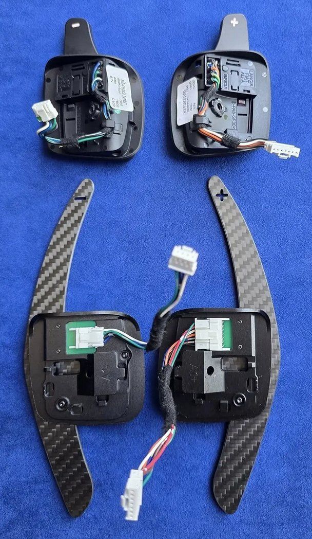 Alfa Romeo Tutti pezzi di ricambio auto: Alfa Romeo 4C magnetic Paddle shifter – Nuovo e nell'imballaggio originale da Lömmenschwil venduto da .R.ST.