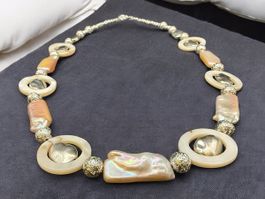 Elegante Halskette mit Perlmutt