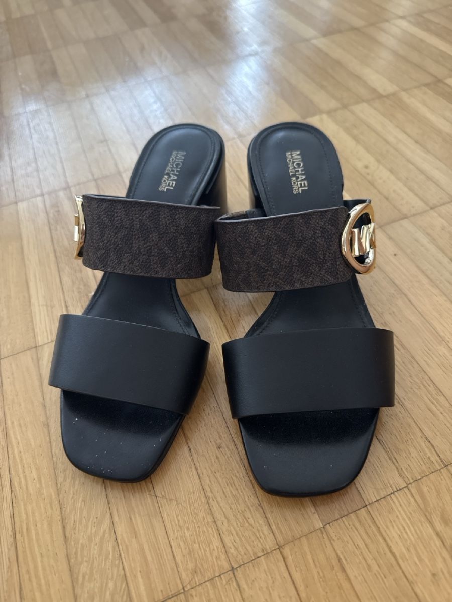Chaussures femmes: Michael Kors Sandalen schwarz mit Logo – Neuf (Voir description) à Oensingen par SPV9182 1