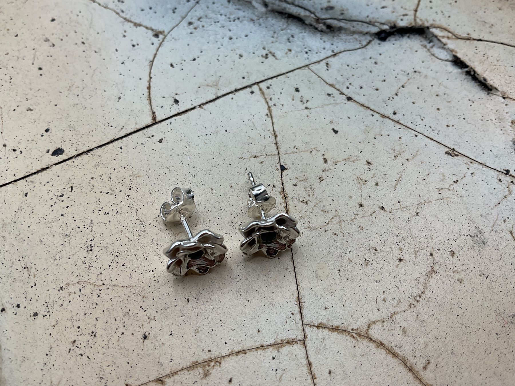 Orecchini pendenti & Orecchini a lobo: Kleine Blumen Ohrstecker, Sterlingsilber – Nuovo (secondo la descrizione) da luzern venduto da Alpendorf1 1