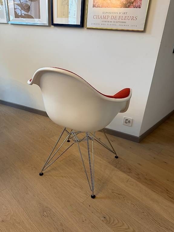 Eames Sedie: Vitra Eames Plastic Armchair DAR Eiffelturm-Gestell – Usato da Zürich venduto da apfel125 2