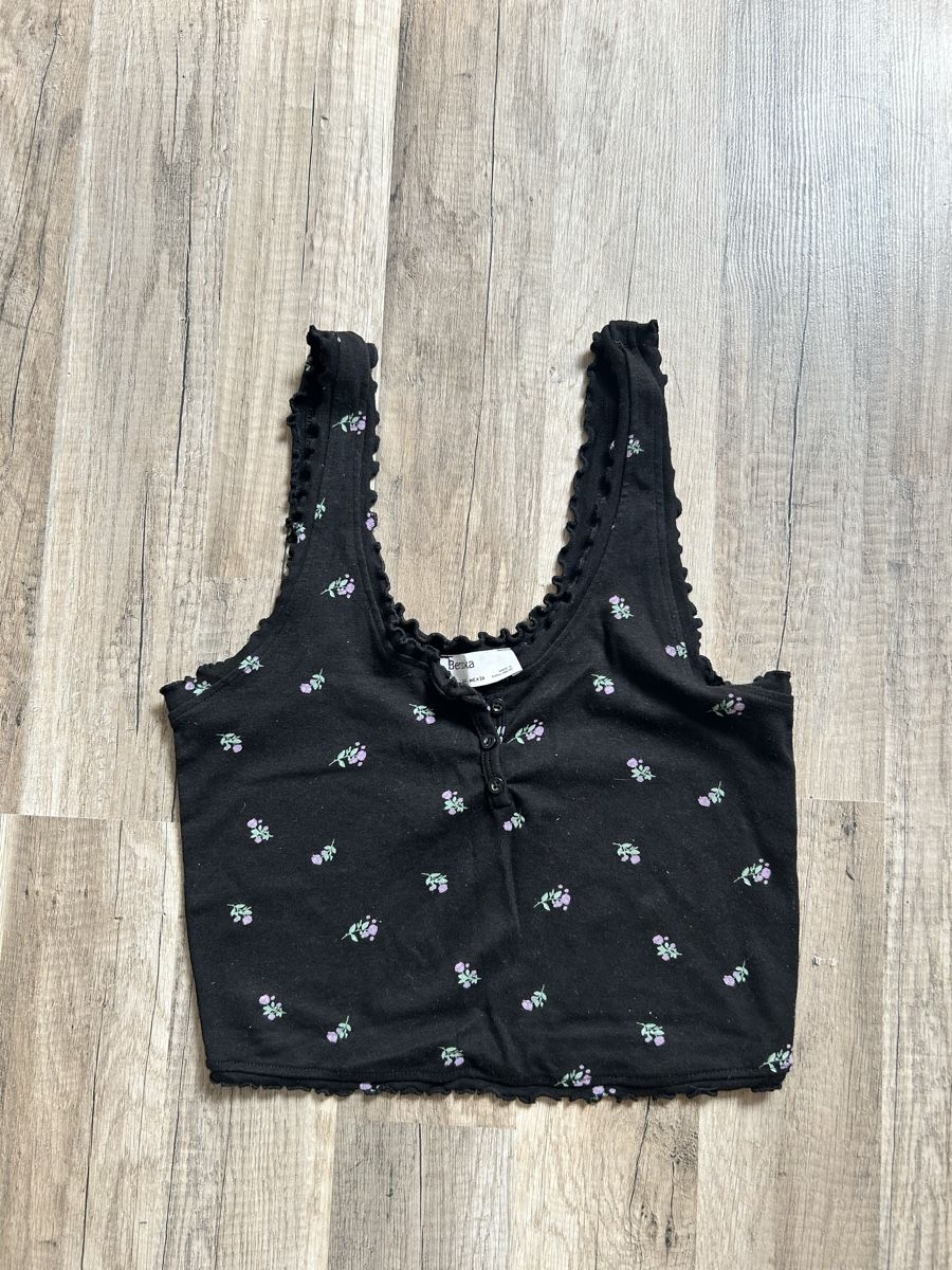 Top: Schwarzes Top mit Blumenmuster – Usato da Obfelden venduto da JackyRot