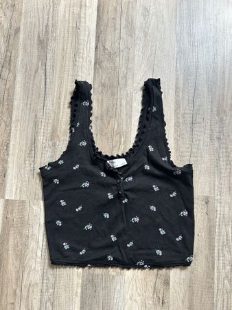 Schwarzes Top mit Blumenmuster