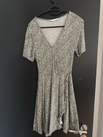 olivgrünes Kleid kurz geblümt