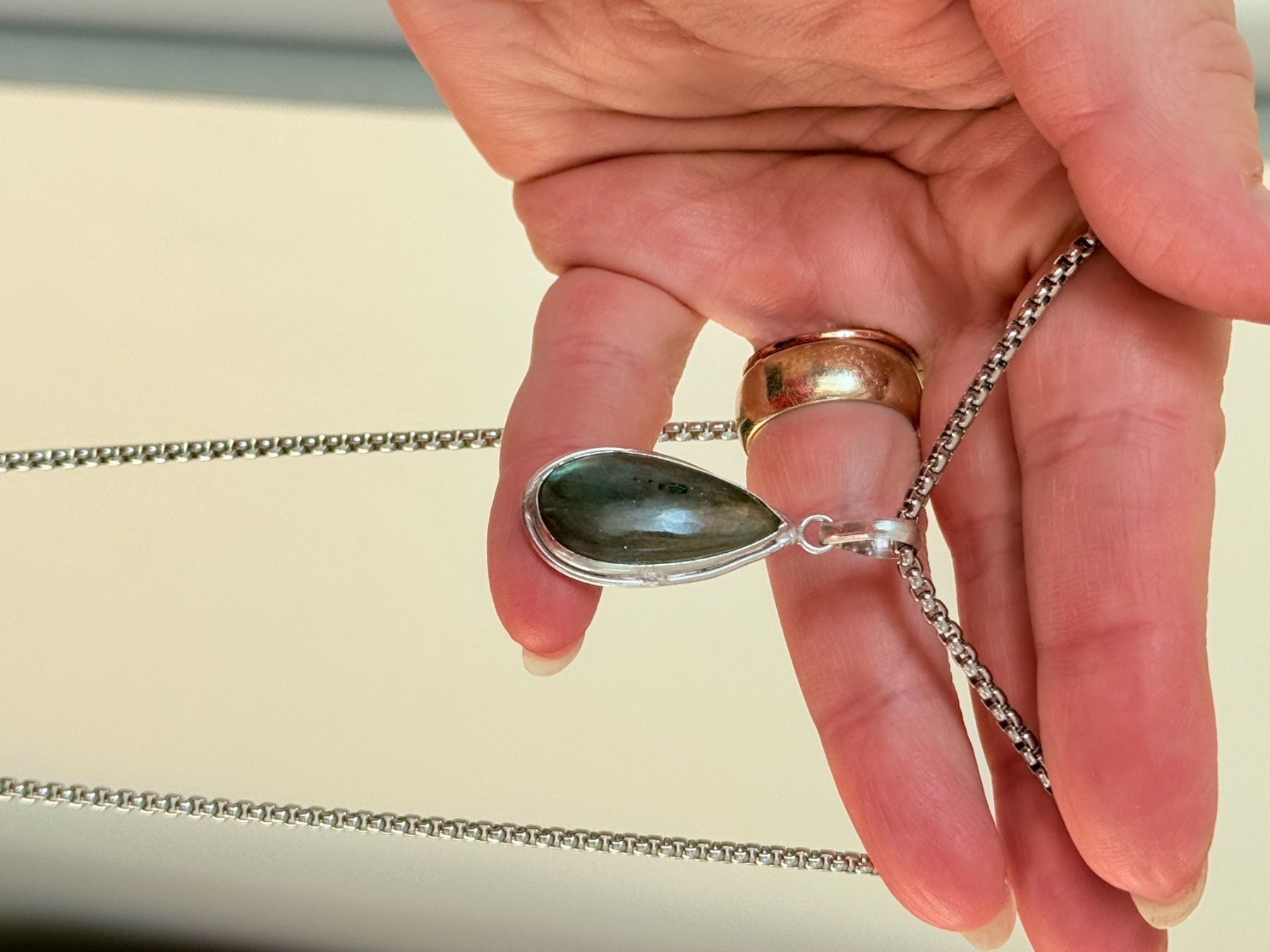 Catenine: Collier avec pendentif en labradorite naturelle – Nuovo e nell'imballaggio originale da Genève venduto da AGBERG 4