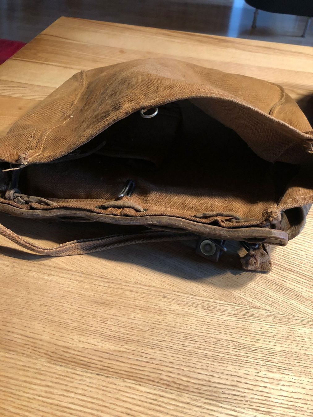 Abiti antichi: Antiker Helm +Leder/Stofftasche – Usato da Röschenz venduto da Tashroal 3