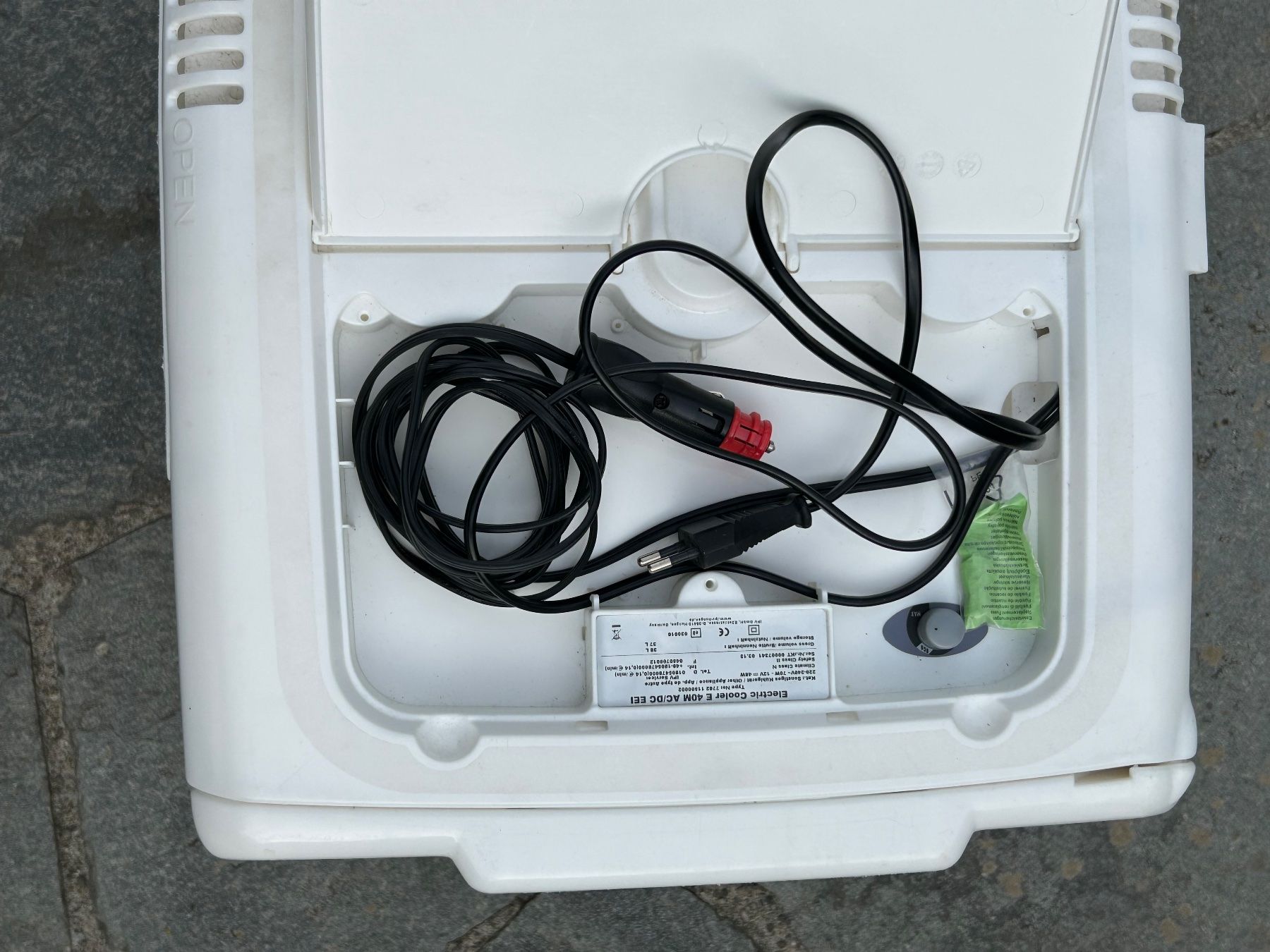 Frigoriferi & Refrigeratori: Camping Kühlbox 12/220V – Usato da Thalwil venduto da Polichimelle 3