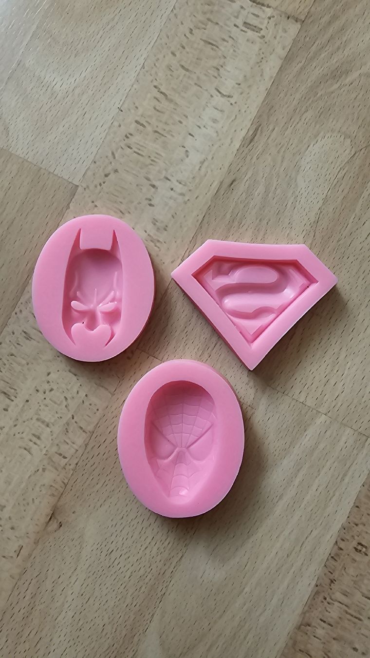 Teglie da forno: 3 Superhelden Silikonformen: Batman, Superman, Spider-Man – Nuovo (secondo la descrizione) da Suberg venduto da nat_qvg5
