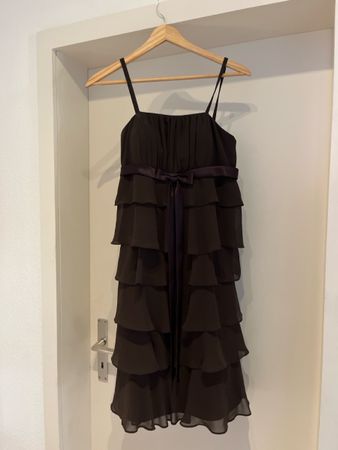 Marie Lund Kleid braun mit Stufen und Schleife</div>