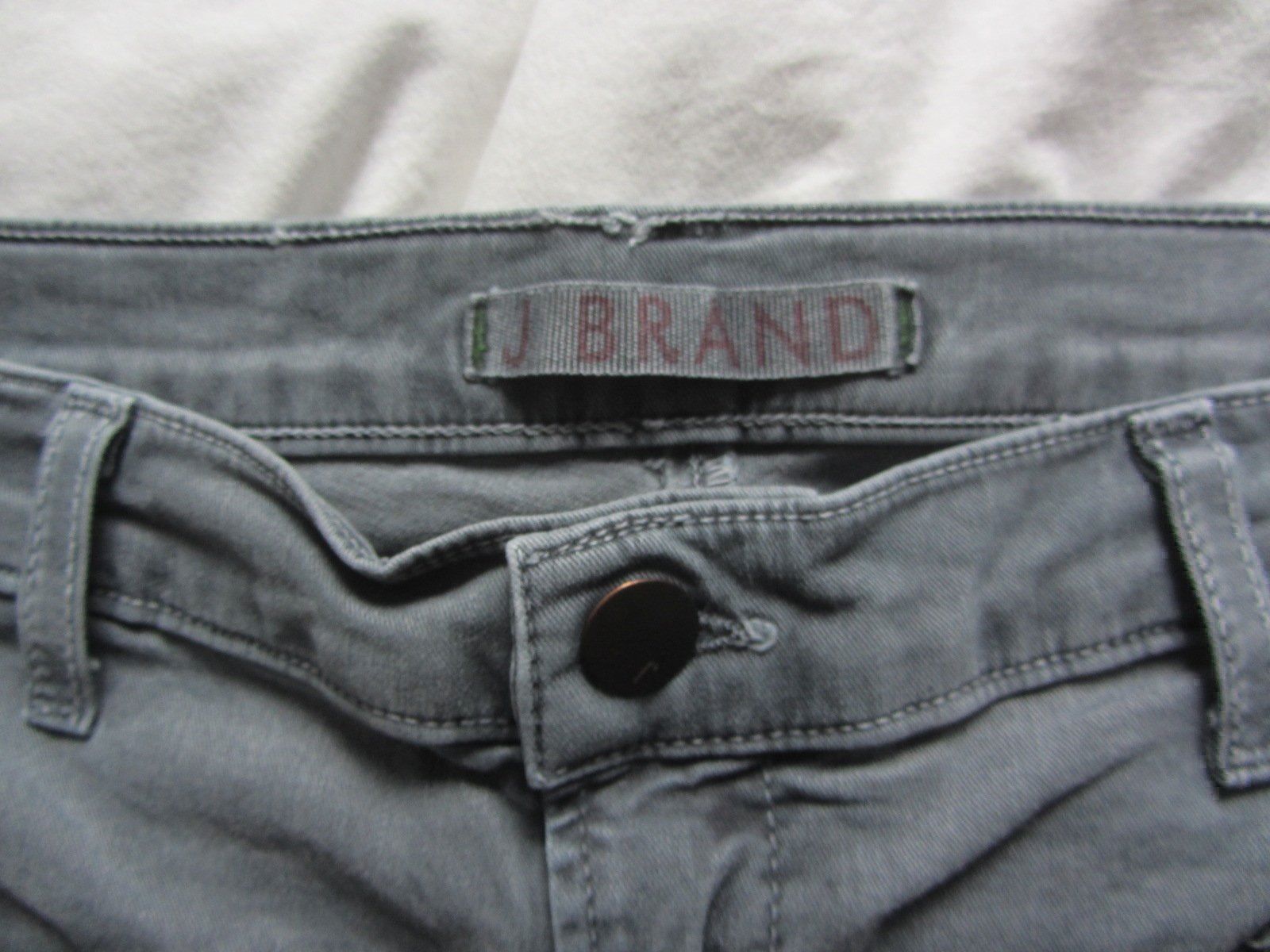 Jeans: J BRAND - Jeans grau 28/S – Usato da Zürich venduto da Diazaio 3