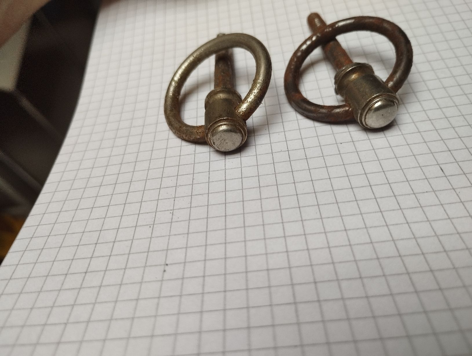 Quincaillerie: Zwei Ringbolzen mit Gewinde gebraucht – D'occasion à Ostermundigen par Dinge1 5