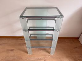 Glasregal / Beistelltisch aus Glas und Metall – mit Gebrauch