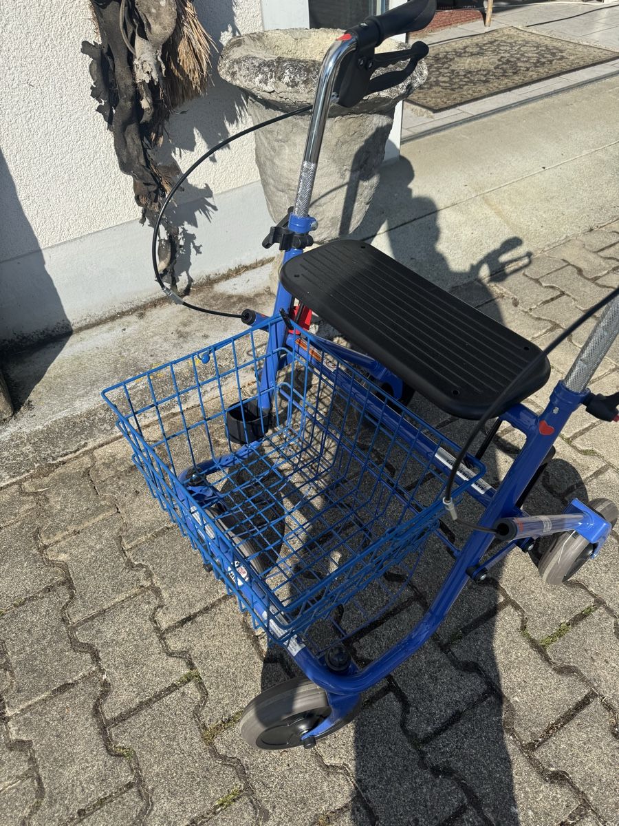 Gehhilfen: Rollator neuwertig Sitzfläche Bremsen Korb  – Gebraucht aus Frasnacht von Kulturpalast