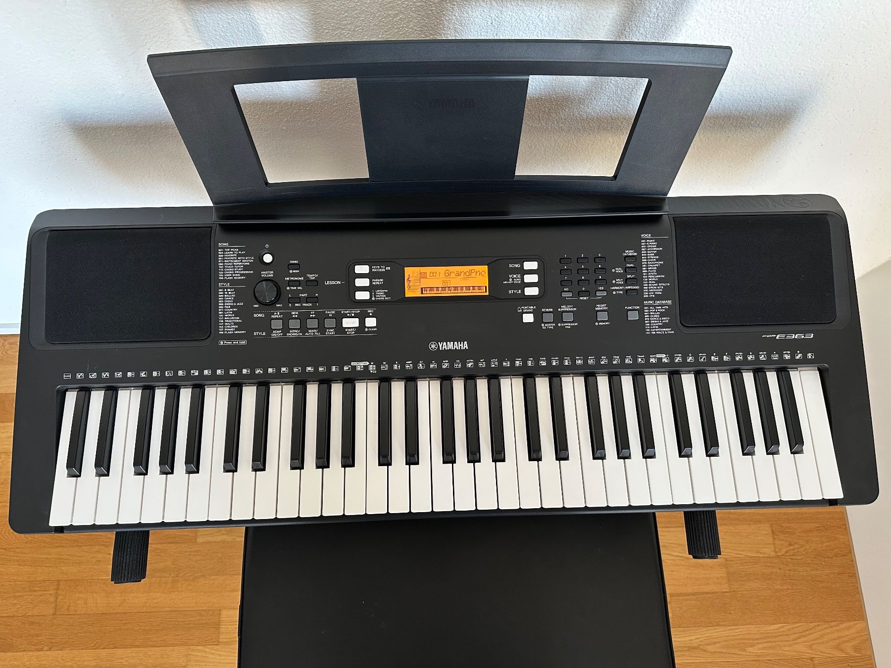 Yamaha Musikinstrumente: Yamaha PSR-E363 Digital Keyboard with stand and bench – Gebraucht aus Wallisellen von  1