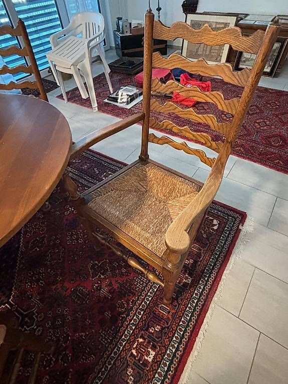 Tables: Holztisch mit geflochten Stühlen – D'occasion à Jona par Nimbe 1