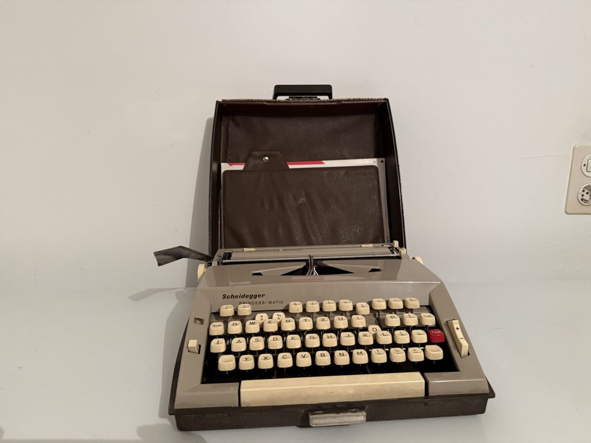 Macchine da scrivere: Alte Schreibmaschine – Usato da Rickenbach Sulz venduto da pbf9