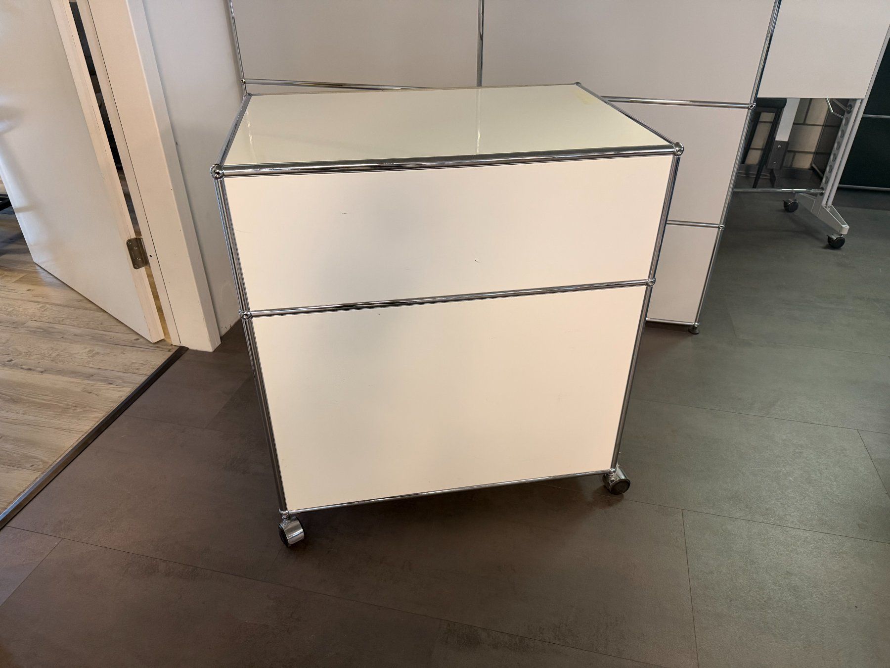 USM Banconi: USM Haller Rollcontainer reinweiss breit – Usato da Ermatingen venduto da csc_7g5v 4