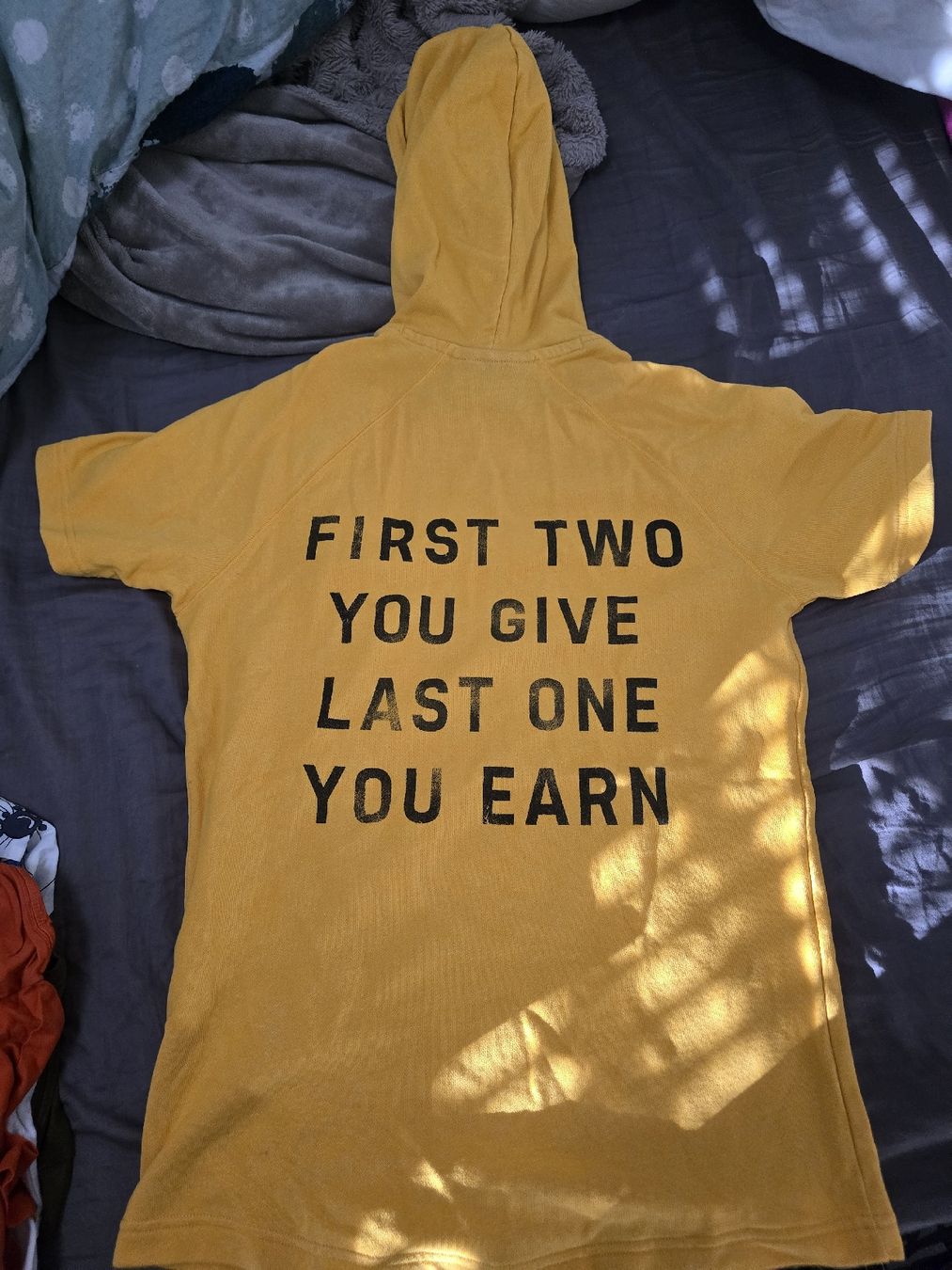 Under Armour Pullover & Sweatshirts: Sweat à capuche Under Armour jaune taille M – Gebraucht aus Mont-sur-Lausanne von Didinho 2
