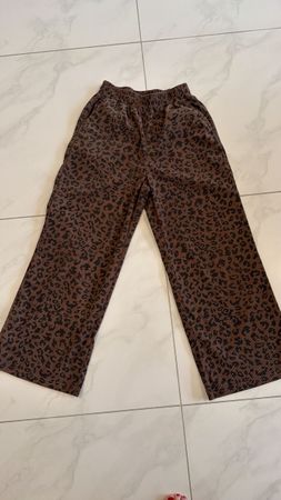 Braune Wide Leg Hose mit Leo-Muster, Grösse M
