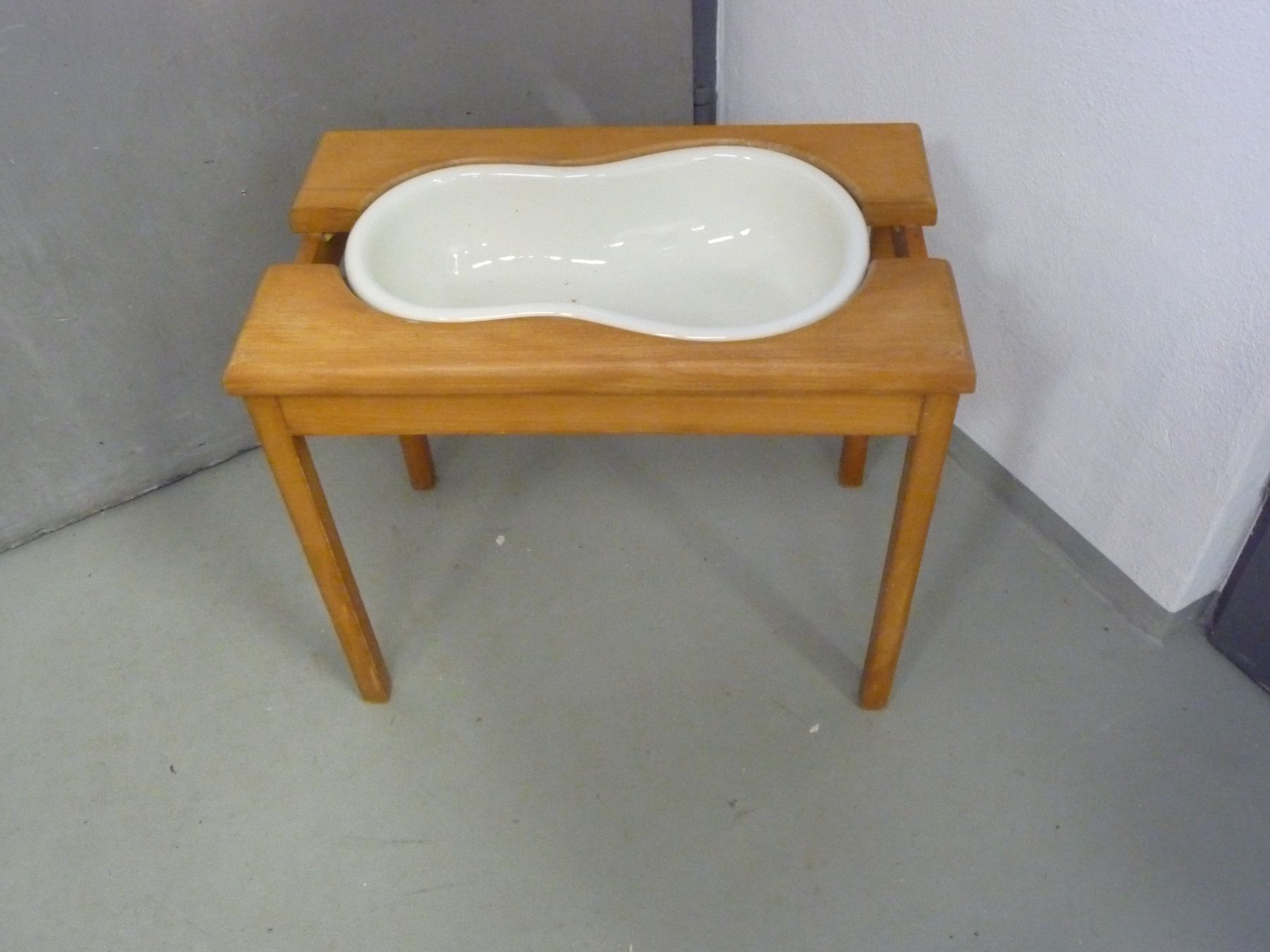 WC: altes Bidet mit Holzgestell – Usato da Rafz venduto da Powacaddy 1
