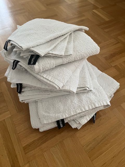 Badetücher: Frottierwäsche 13 - teilig, weiss – Gebraucht aus Walenstadt von  5