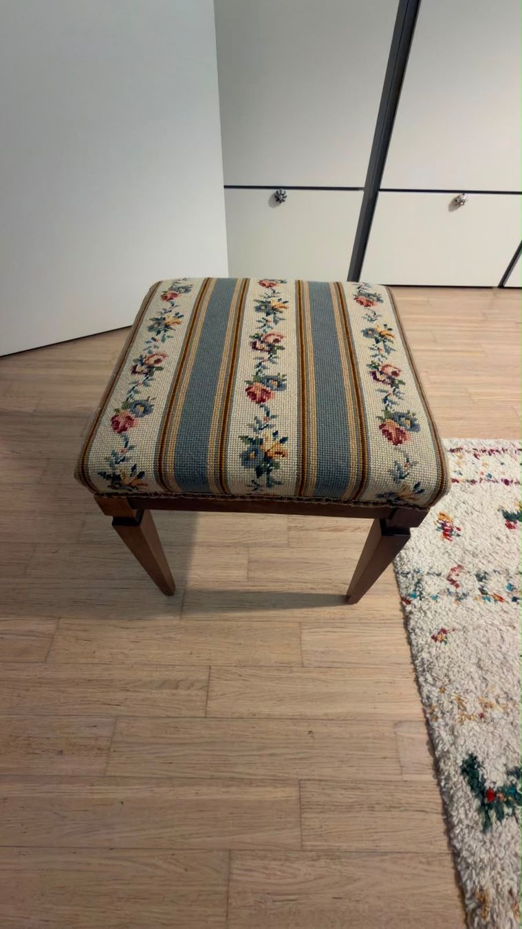 Sedie: Vintage-style wooden upholstered stool. Comfortable padded – Usato da Dietikon venduto da Jacob-Alexandre