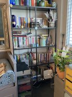 Schönes Bücherregal mit Glasböden, Metallgestell