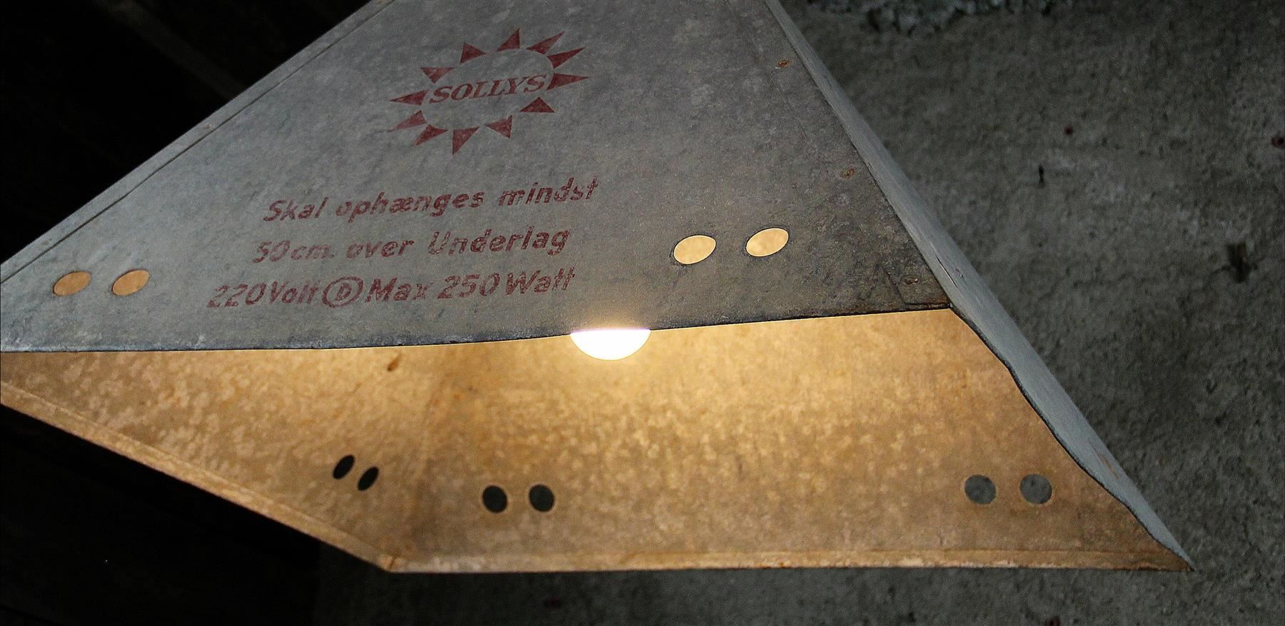 Lampade: Industrielampe, Fabriklampe, Hallenlampe – Usato da Birrwil venduto da brandschatz_birrwil 6