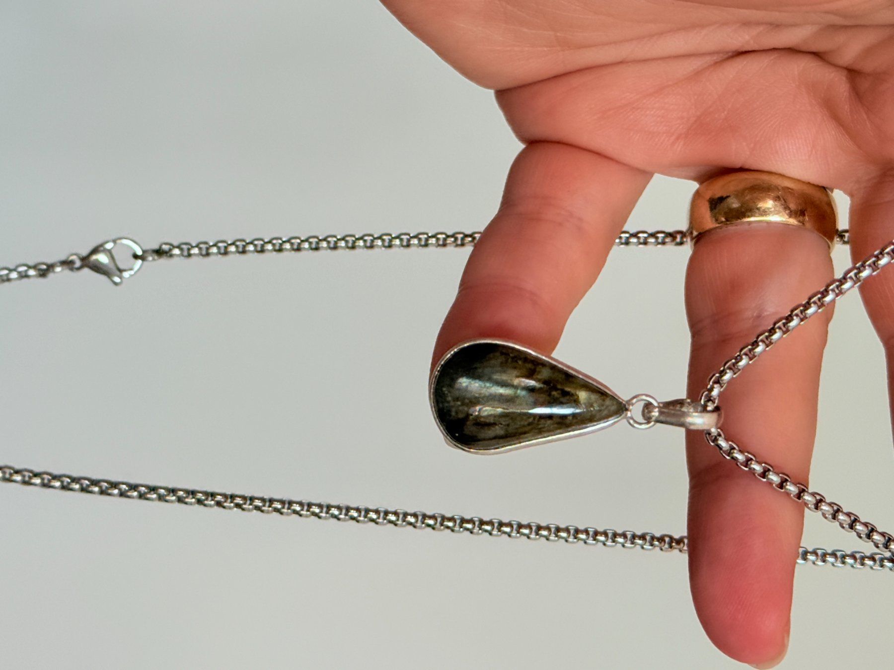 Ketten: Fashionable labradorite necklace – Neu und originalverpackt aus Genève von AGBERG 2