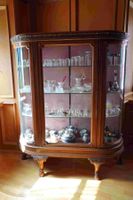 Elegante antike Vitrine aus Holz – Glasvitrine mit viel Stau