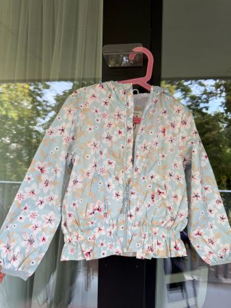 Hellblaue Kinder-Windjacke mit Blumenmuster (Größe 122)